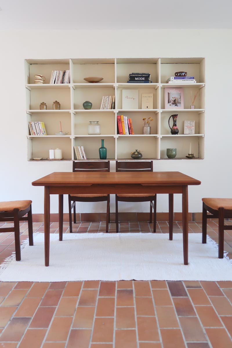 Table scandinave vintage en teck, années 60, extensible avec rallonge intégrée, état proche du neuf, pieds fuselés et plateau parfaitement conservé.
