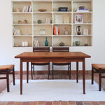 Table scandinave vintage en teck, années 60, extensible avec rallonge intégrée, état proche du neuf, pieds fuselés et plateau parfaitement conservé.