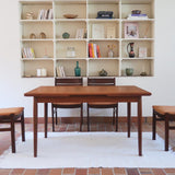 Table scandinave vintage en teck, années 60, extensible avec rallonge intégrée, état proche du neuf, pieds fuselés et plateau parfaitement conservé.