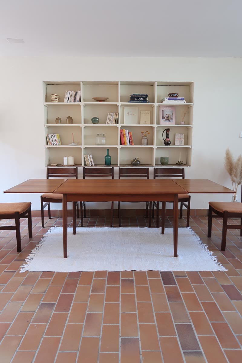 Table scandinave vintage en teck, années 60, extensible avec rallonge intégrée, état proche du neuf, pieds fuselés et plateau parfaitement conservé.