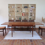 Table scandinave vintage en teck, années 60, extensible avec rallonge intégrée, état proche du neuf, pieds fuselés et plateau parfaitement conservé.