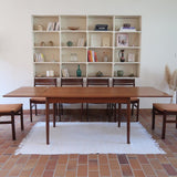 Table scandinave vintage en teck, années 60, extensible avec rallonge intégrée, état proche du neuf, pieds fuselés et plateau parfaitement conservé.