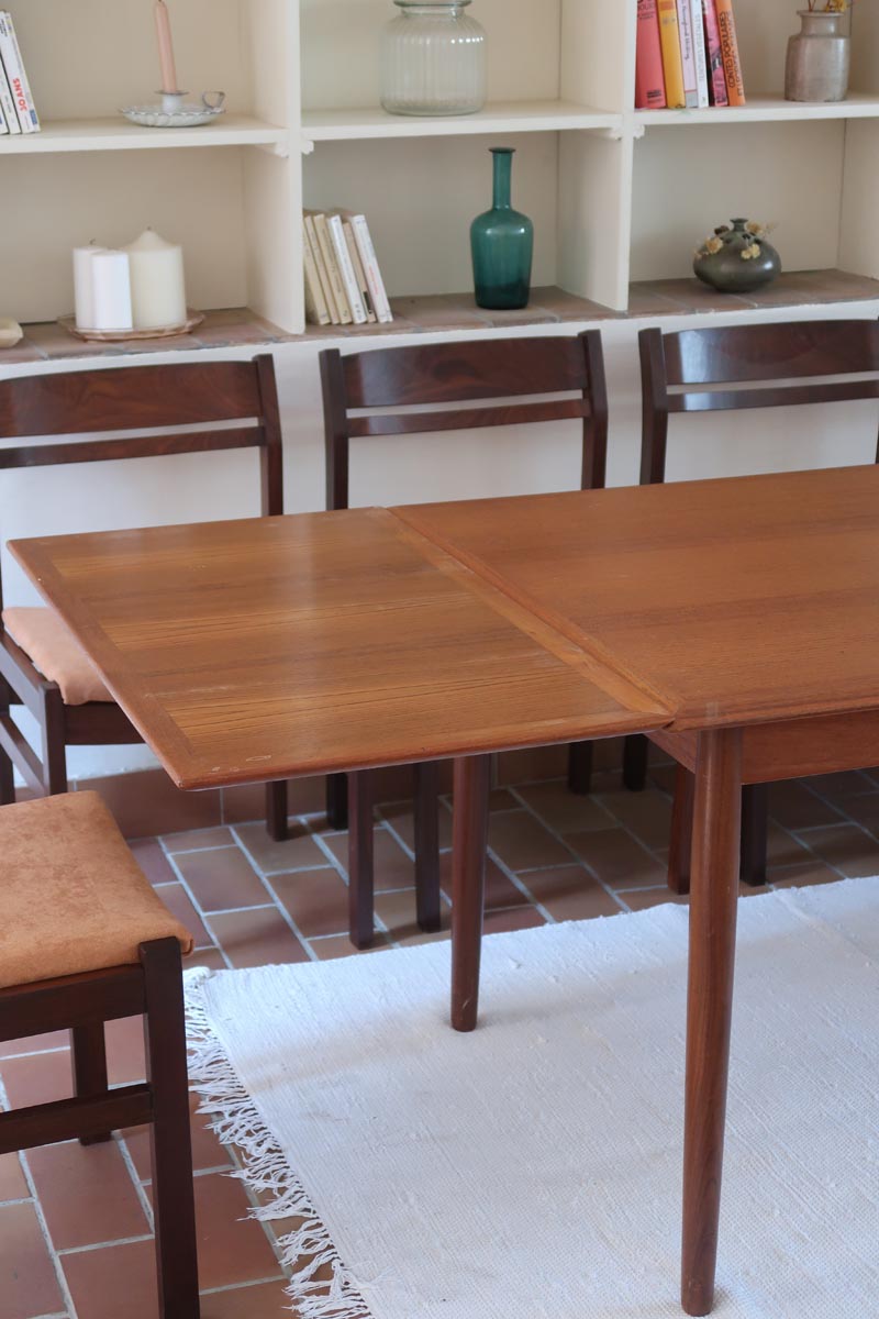 Table scandinave vintage en teck, années 60, extensible avec rallonge intégrée, état proche du neuf, pieds fuselés et plateau parfaitement conservé.