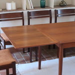 Table scandinave vintage en teck, années 60, extensible avec rallonge intégrée, état proche du neuf, pieds fuselés et plateau parfaitement conservé.