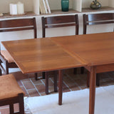 Table scandinave vintage en teck, années 60, extensible avec rallonge intégrée, état proche du neuf, pieds fuselés et plateau parfaitement conservé.