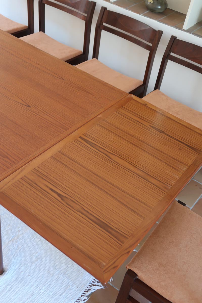 Table scandinave vintage en teck, années 60, extensible avec rallonge intégrée, état proche du neuf, pieds fuselés et plateau parfaitement conservé.