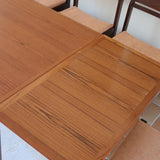 Table scandinave vintage en teck, années 60, extensible avec rallonge intégrée, état proche du neuf, pieds fuselés et plateau parfaitement conservé.