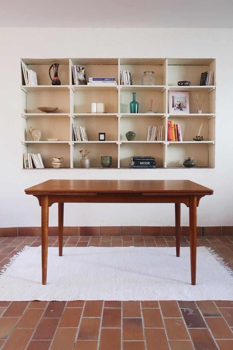 Table à manger scandinave extensible plateau teck structure chêne années 60, ceinture sculptée, pieds fuseau, jusqu'à 10 couverts