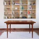 Table à manger scandinave extensible plateau teck structure chêne années 60, ceinture sculptée, pieds fuseau, jusqu'à 10 couverts