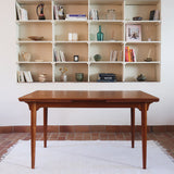 Table à manger scandinave extensible plateau teck structure chêne années 60, ceinture sculptée, pieds fuseau, jusqu'à 10 couverts