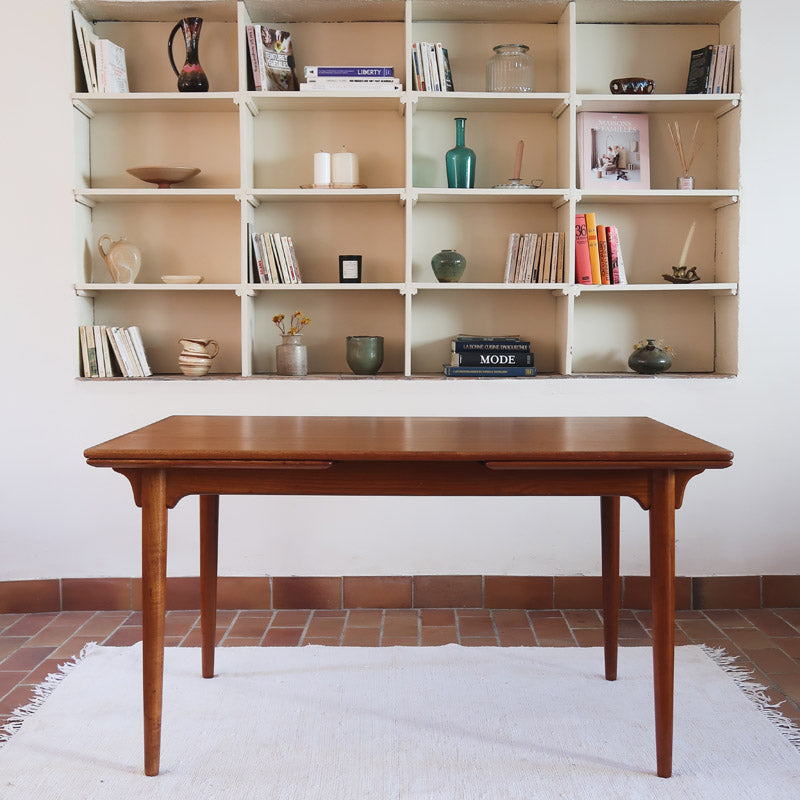 Table à manger scandinave extensible plateau teck structure chêne années 60, ceinture sculptée, pieds fuseau, jusqu'à 10 couverts