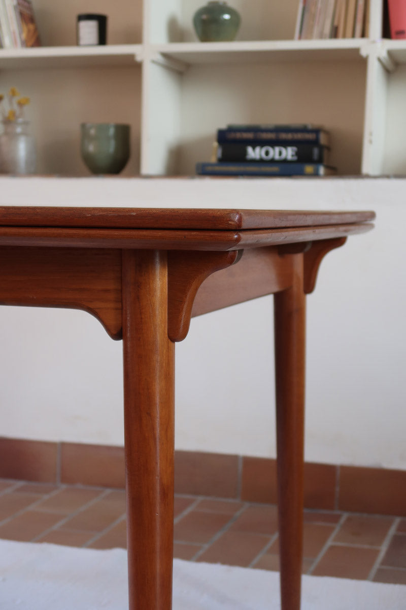 Table à manger scandinave extensible plateau teck structure chêne années 60, ceinture sculptée, pieds fuseau, jusqu'à 10 couverts