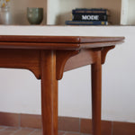 Table à manger scandinave extensible plateau teck structure chêne années 60, ceinture sculptée, pieds fuseau, jusqu'à 10 couverts