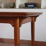 Table à manger scandinave extensible plateau teck structure chêne années 60, ceinture sculptée, pieds fuseau, jusqu'à 10 couverts