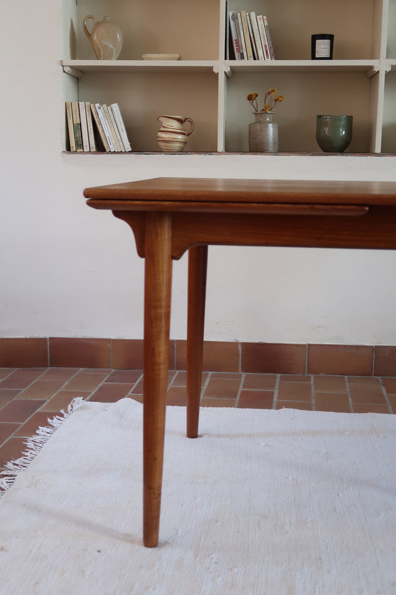 Table à manger scandinave extensible plateau teck structure chêne années 60, ceinture sculptée, pieds fuseau, jusqu'à 10 couverts