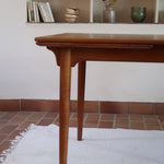 Table à manger scandinave extensible plateau teck structure chêne années 60, ceinture sculptée, pieds fuseau, jusqu'à 10 couverts