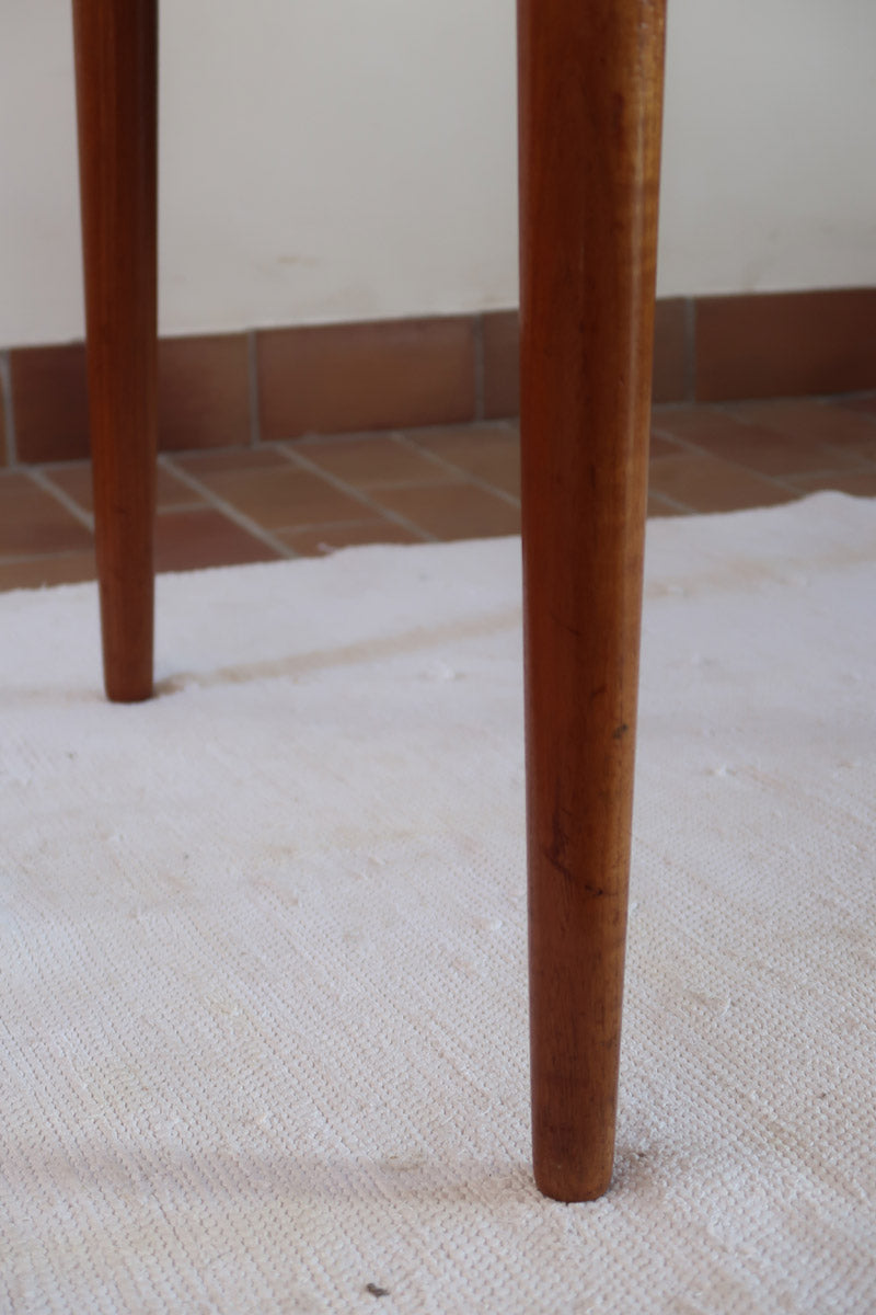 Table à manger scandinave extensible plateau teck structure chêne années 60, ceinture sculptée, pieds fuseau, jusqu'à 10 couverts
