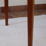 Table à manger scandinave extensible plateau teck structure chêne années 60, ceinture sculptée, pieds fuseau, jusqu'à 10 couverts