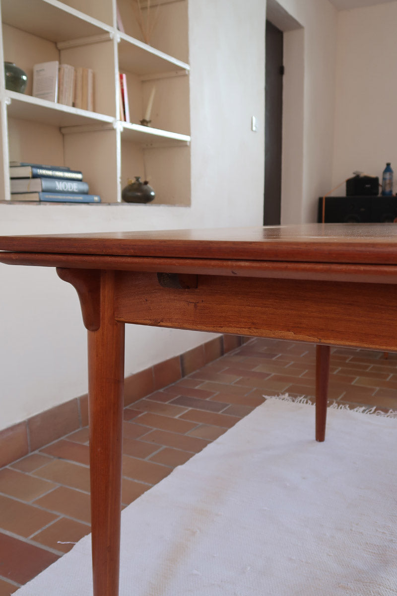 Table à manger scandinave extensible plateau teck structure chêne années 60, ceinture sculptée, pieds fuseau, jusqu'à 10 couverts