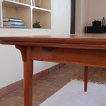Table à manger scandinave extensible plateau teck structure chêne années 60, ceinture sculptée, pieds fuseau, jusqu'à 10 couverts
