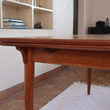 Table à manger scandinave extensible plateau teck structure chêne années 60, ceinture sculptée, pieds fuseau, jusqu'à 10 couverts