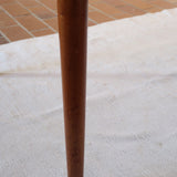Table à manger scandinave extensible plateau teck structure chêne années 60, ceinture sculptée, pieds fuseau, jusqu'à 10 couverts