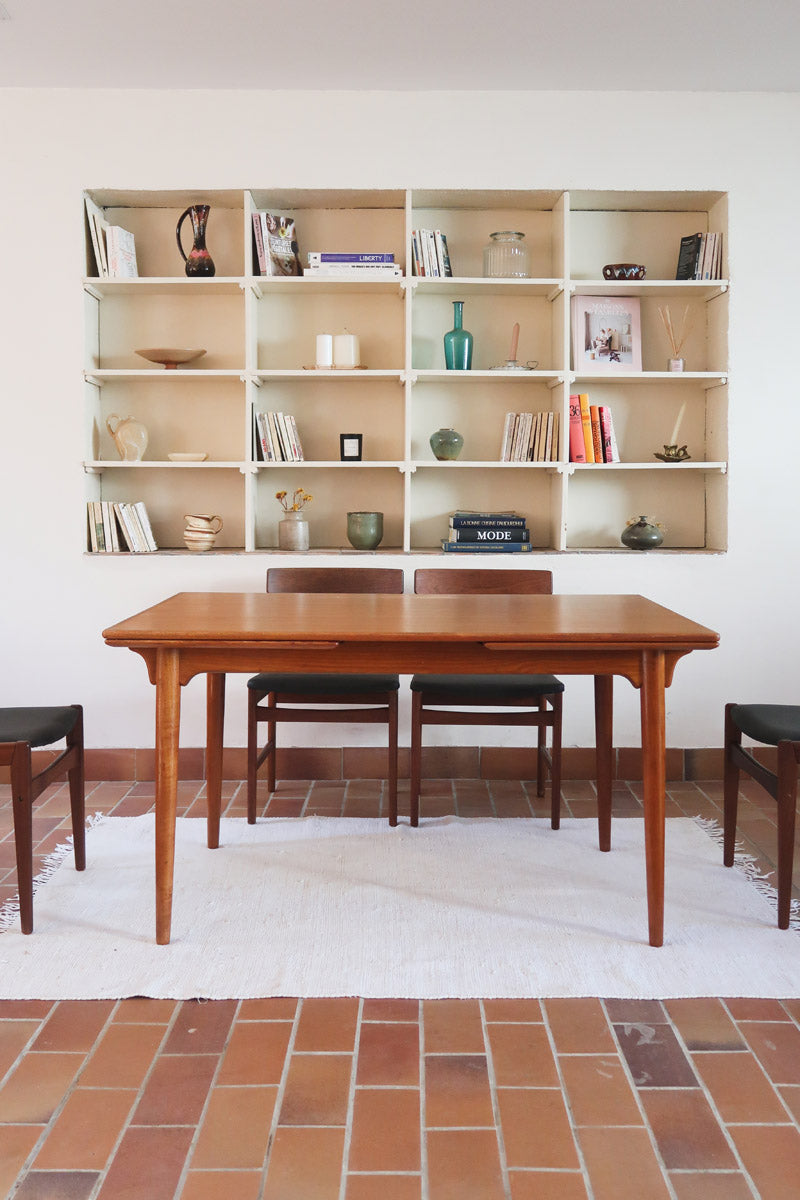 Table à manger scandinave extensible plateau teck structure chêne années 60, ceinture sculptée, pieds fuseau, jusqu'à 10 couverts