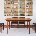 Table à manger scandinave extensible plateau teck structure chêne années 60, ceinture sculptée, pieds fuseau, jusqu'à 10 couverts