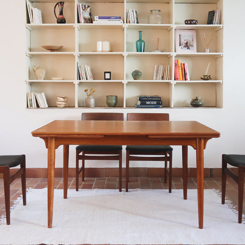 Table à manger scandinave extensible plateau teck structure chêne années 60, ceinture sculptée, pieds fuseau, jusqu'à 10 couverts
