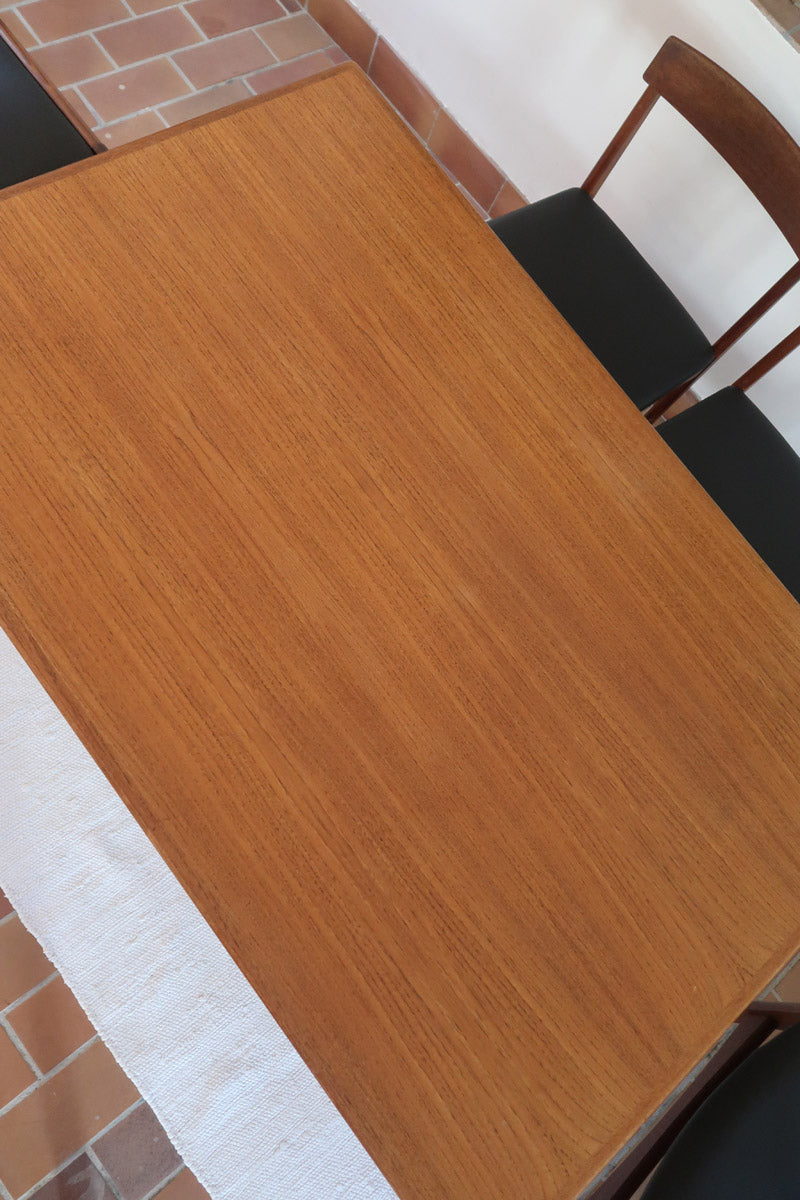 Table à manger scandinave extensible plateau teck structure chêne années 60, ceinture sculptée, pieds fuseau, jusqu'à 10 couverts
