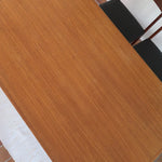 Table à manger scandinave extensible plateau teck structure chêne années 60, ceinture sculptée, pieds fuseau, jusqu'à 10 couverts