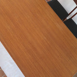 Table à manger scandinave extensible plateau teck structure chêne années 60, ceinture sculptée, pieds fuseau, jusqu'à 10 couverts