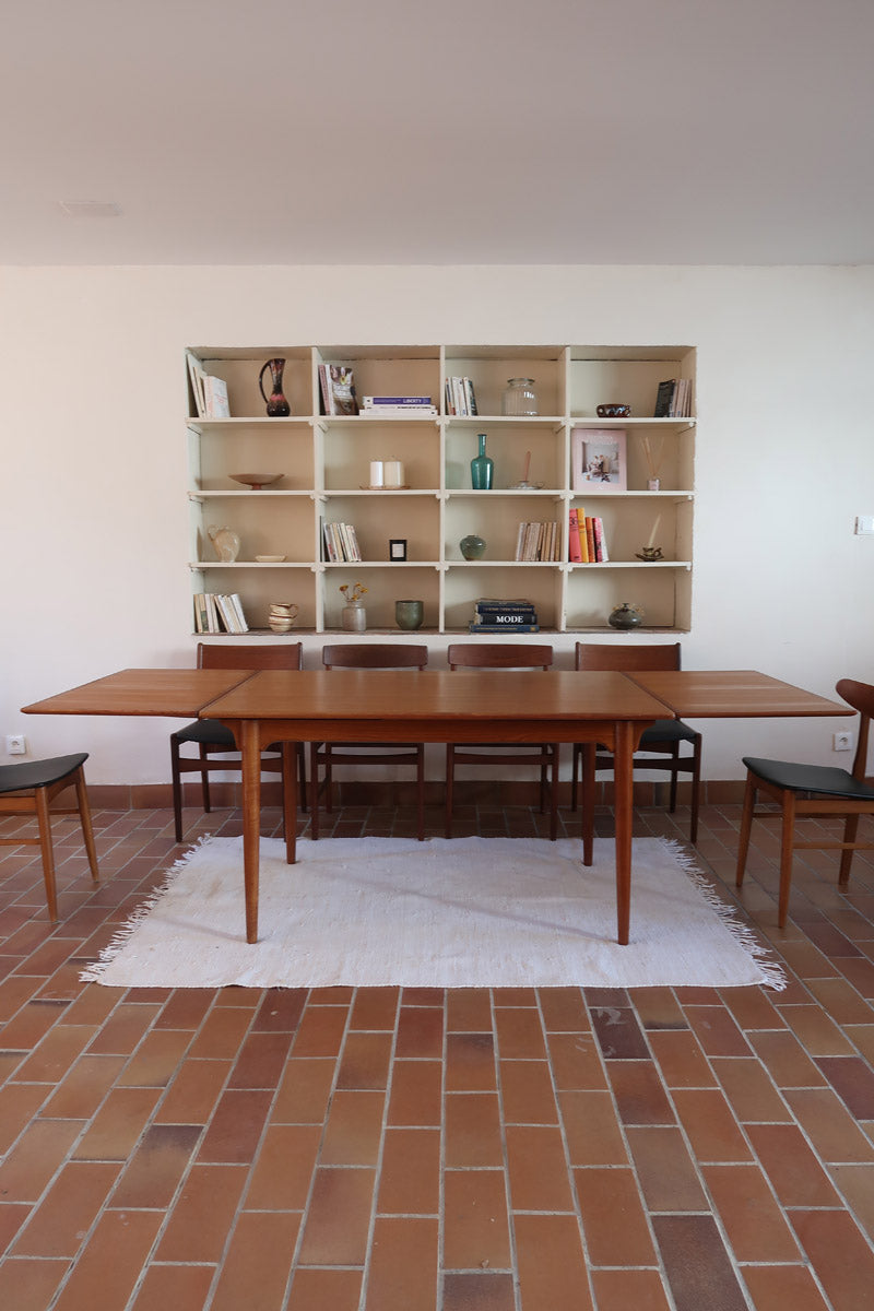 Table à manger scandinave extensible plateau teck structure chêne années 60, ceinture sculptée, pieds fuseau, jusqu'à 10 couverts