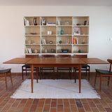 Table à manger scandinave extensible plateau teck structure chêne années 60, ceinture sculptée, pieds fuseau, jusqu'à 10 couverts