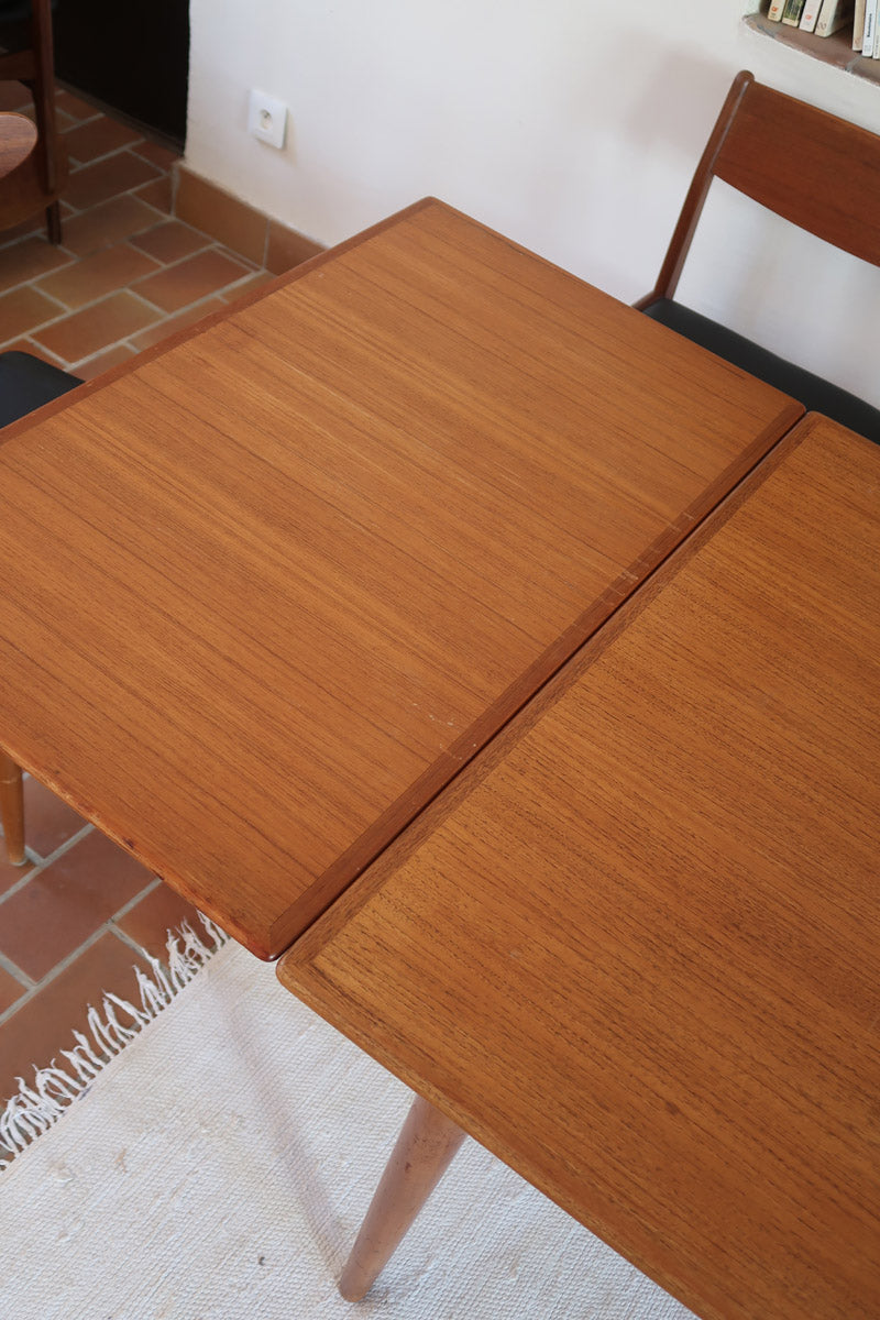 Table à manger scandinave extensible plateau teck structure chêne années 60, ceinture sculptée, pieds fuseau, jusqu'à 10 couverts