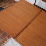 Table à manger scandinave extensible plateau teck structure chêne années 60, ceinture sculptée, pieds fuseau, jusqu'à 10 couverts