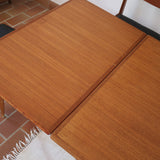 Table à manger scandinave extensible plateau teck structure chêne années 60, ceinture sculptée, pieds fuseau, jusqu'à 10 couverts