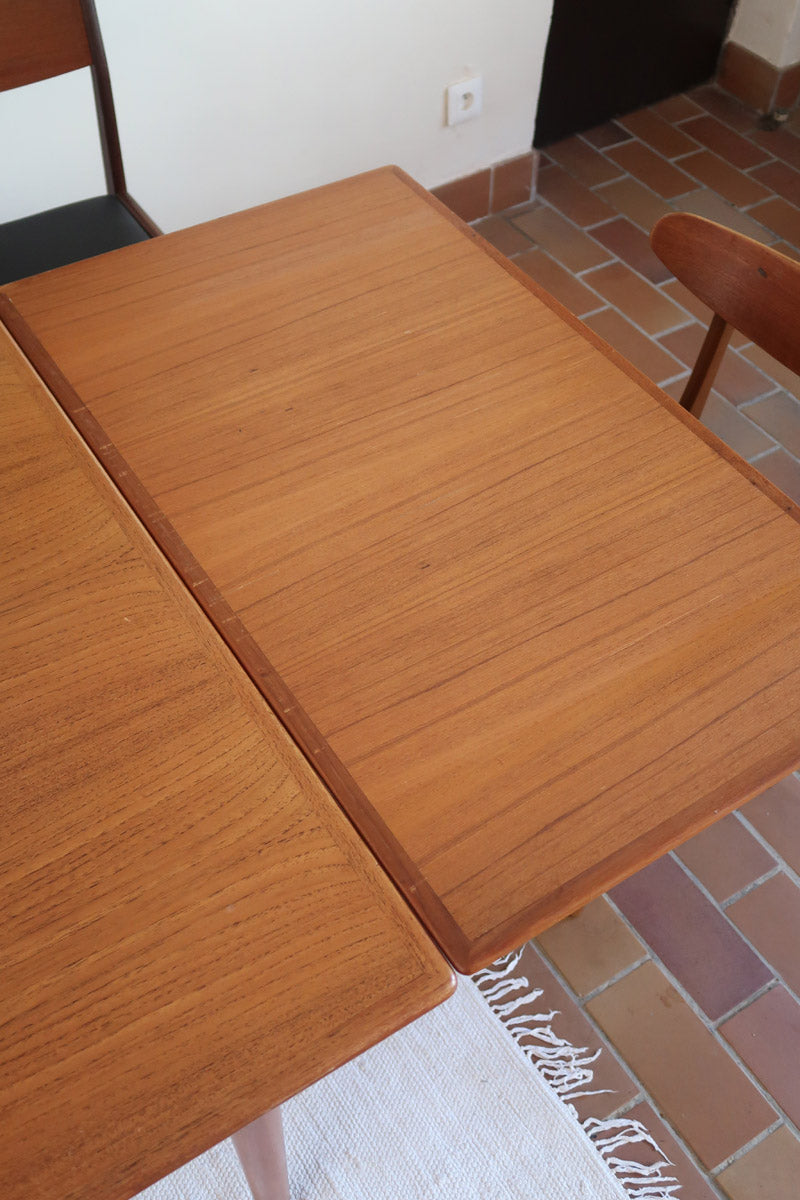 Table à manger scandinave extensible plateau teck structure chêne années 60, ceinture sculptée, pieds fuseau, jusqu'à 10 couverts