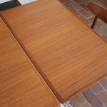 Table à manger scandinave extensible plateau teck structure chêne années 60, ceinture sculptée, pieds fuseau, jusqu'à 10 couverts