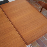 Table à manger scandinave extensible plateau teck structure chêne années 60, ceinture sculptée, pieds fuseau, jusqu'à 10 couverts
