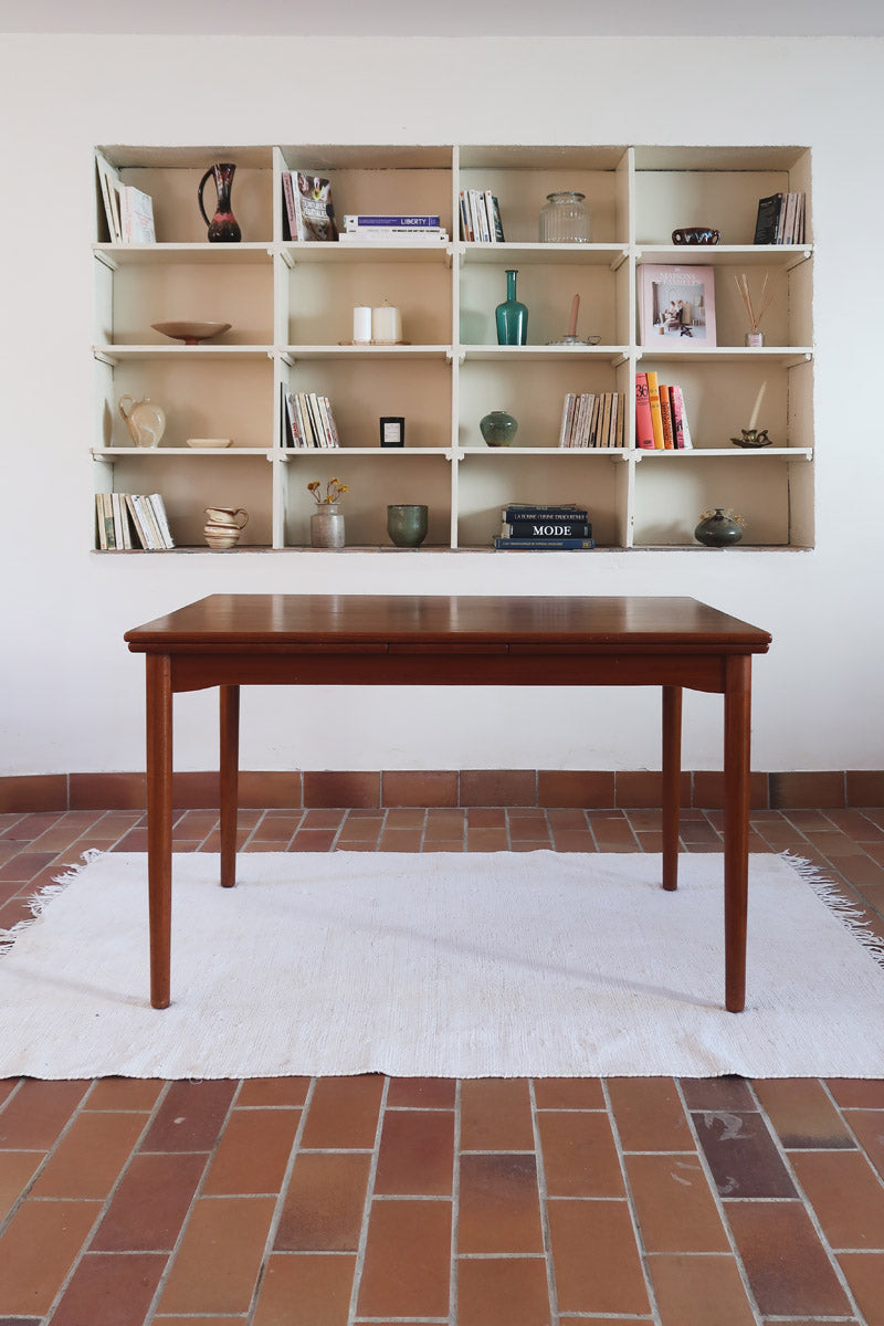 Table à manger scandinave extensible en teck années 60, allonges papillon, pieds fuseau, jusqu'à 10 couverts