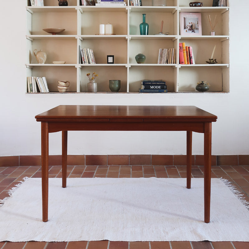 Table à manger scandinave extensible en teck années 60, allonges papillon, pieds fuseau, jusqu'à 10 couverts