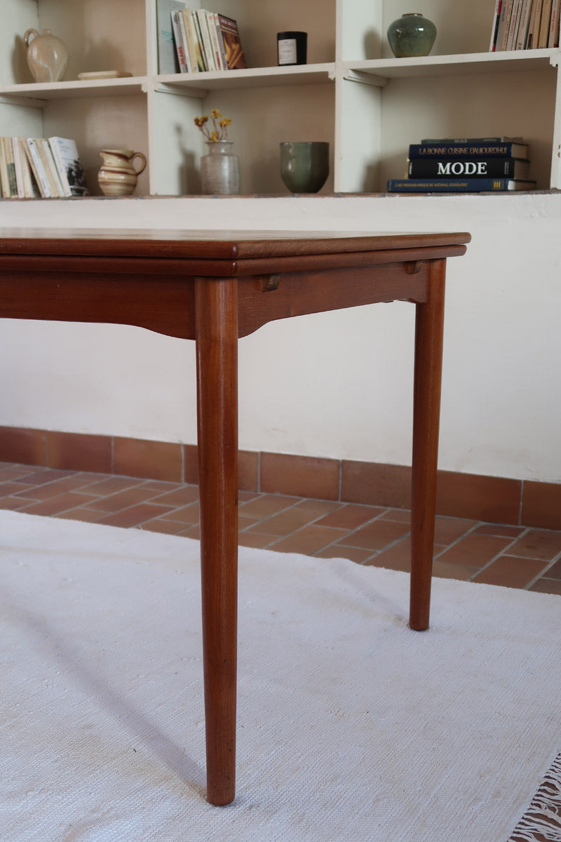 Table à manger scandinave extensible en teck années 60, allonges papillon, pieds fuseau, jusqu'à 10 couverts