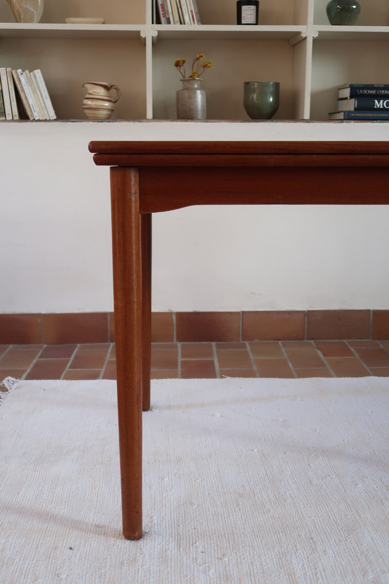 Table à manger scandinave extensible en teck années 60, allonges papillon, pieds fuseau, jusqu'à 10 couverts