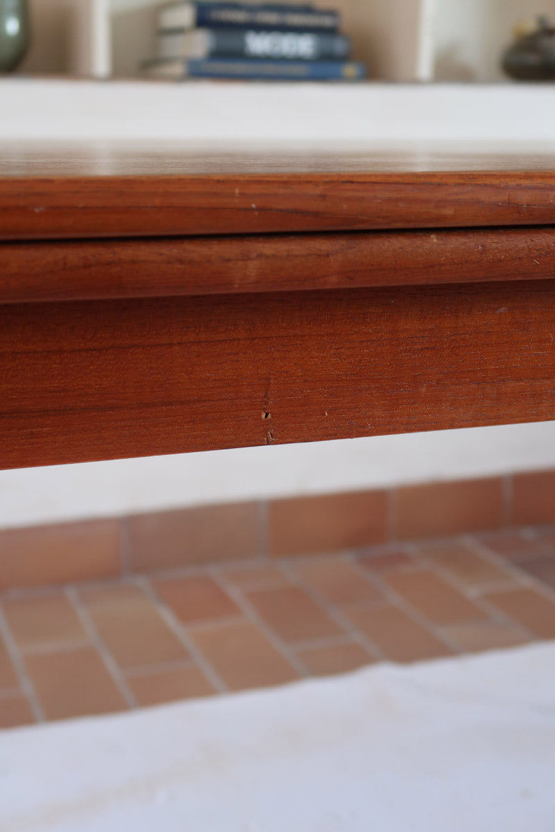 Table à manger scandinave extensible en teck années 60, allonges papillon, pieds fuseau, jusqu'à 10 couverts