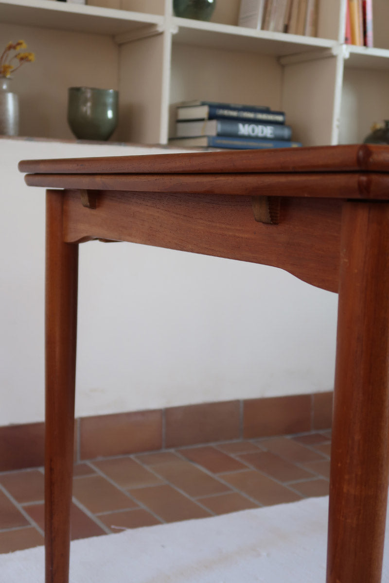 Table à manger scandinave extensible en teck années 60, allonges papillon, pieds fuseau, jusqu'à 10 couverts