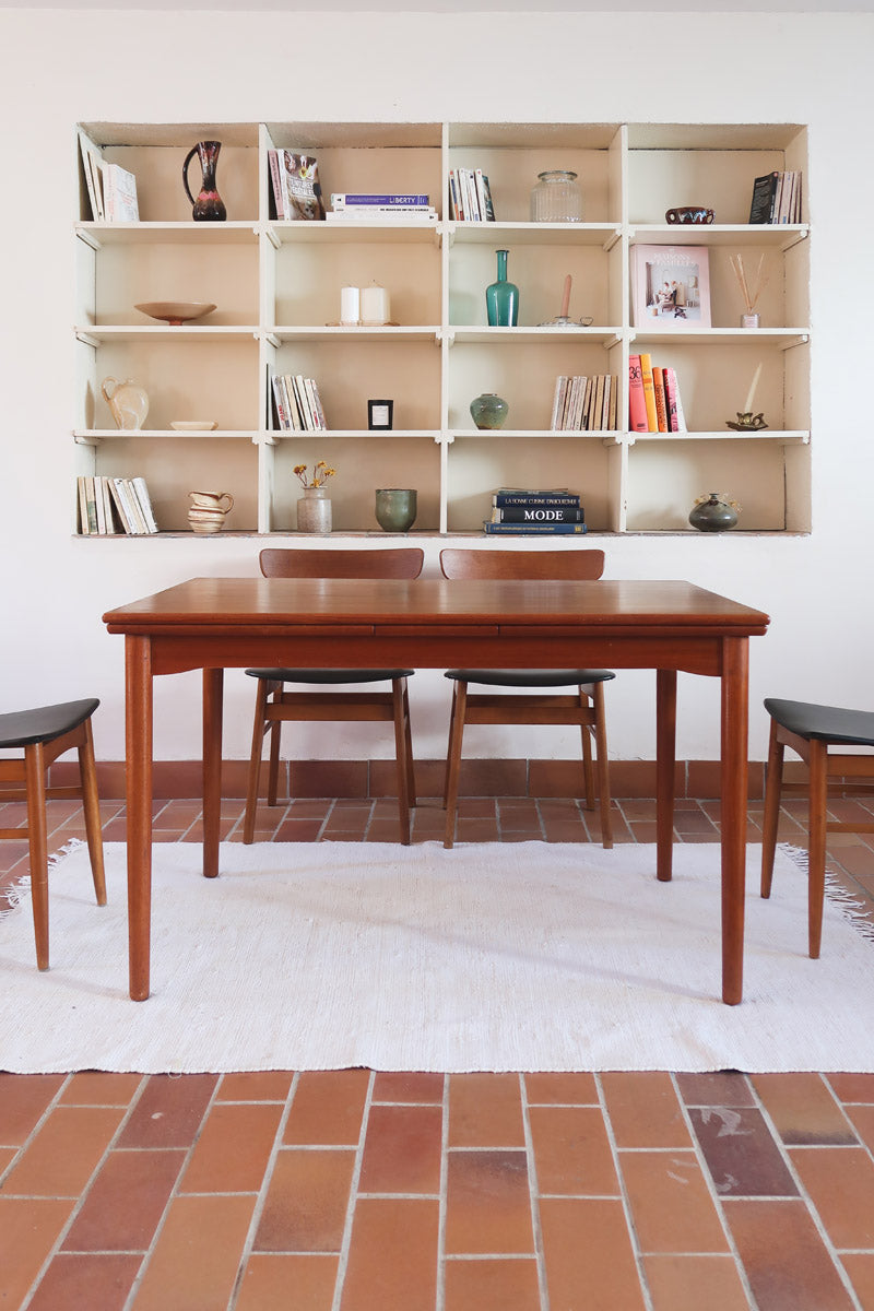 Table à manger scandinave extensible en teck années 60, allonges papillon, pieds fuseau, jusqu'à 10 couverts