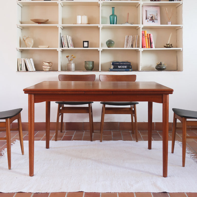 Table à manger scandinave extensible en teck années 60, allonges papillon, pieds fuseau, jusqu'à 10 couverts