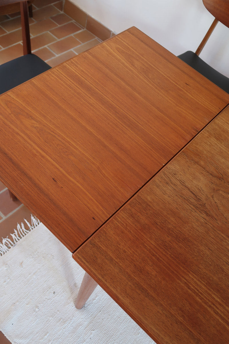 Table à manger scandinave extensible en teck années 60, allonges papillon, pieds fuseau, jusqu'à 10 couverts