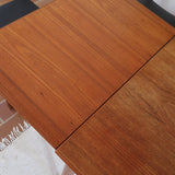 Table à manger scandinave extensible en teck années 60, allonges papillon, pieds fuseau, jusqu'à 10 couverts